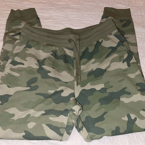 Old Navy Camo Joggers - Picture 6 of 11